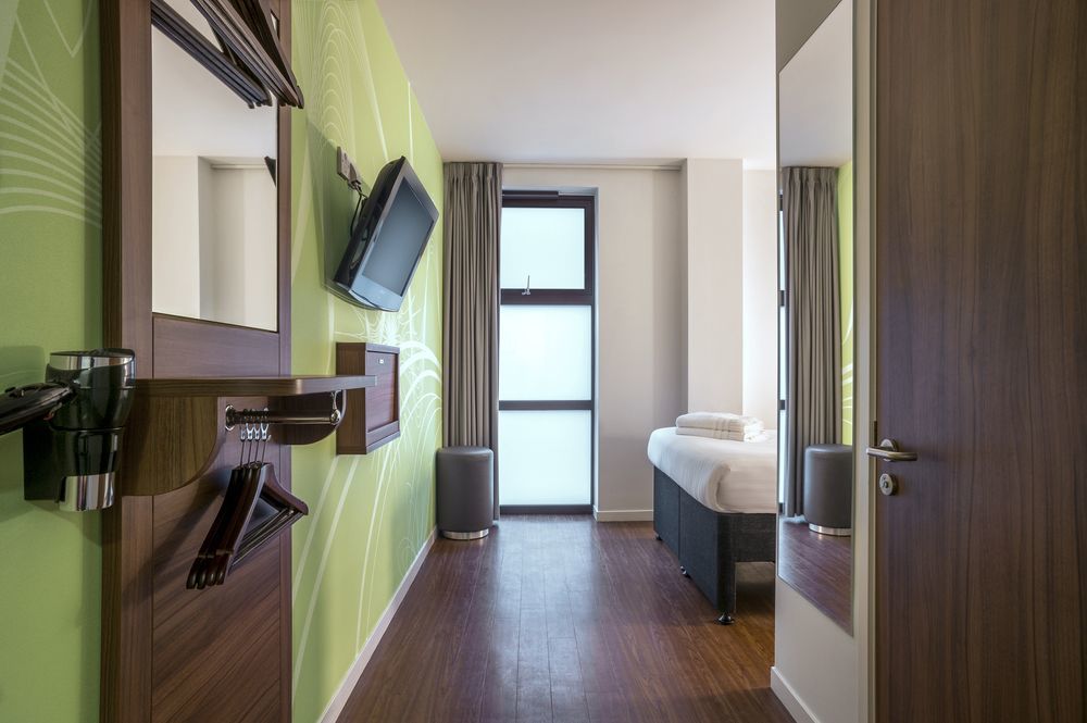 Hotel Point A Westminster 3*