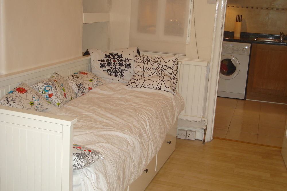 Lovely Garden Apartment In Wimbledon Town Centre With Private Parking By Wimbledon Holiday Lets * London