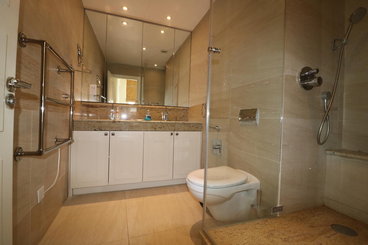 Knightsbridge Apartment *