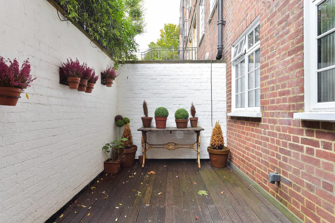 Peaceful 1 Bed Flat Off Sloane Square With Patio Appartement Londen