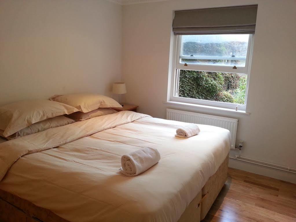 Earls Court Apartment *