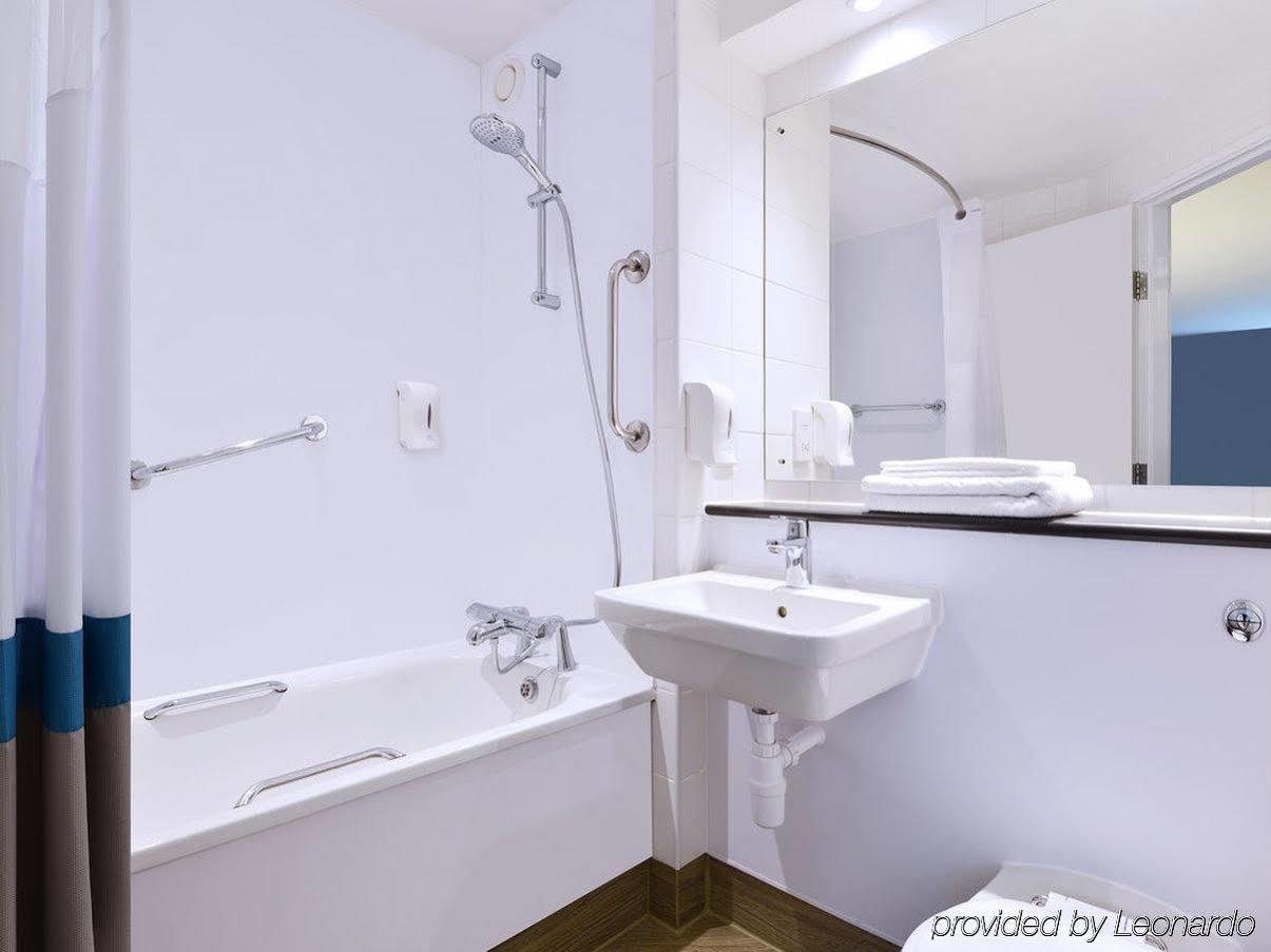 Travelodge Waterloo Hotel 3*