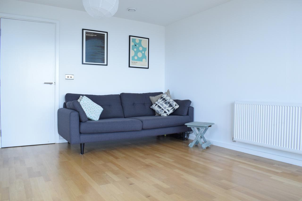 Apartment 1 Bedroom Flat In Lewisham With A Balcony View Of The Shard *