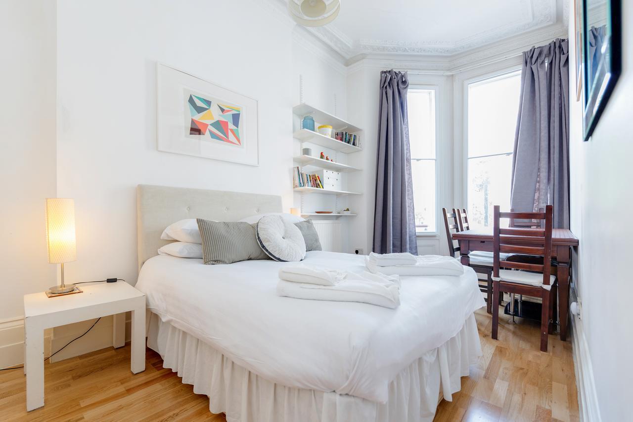 Earls Court By Basetogo Londen