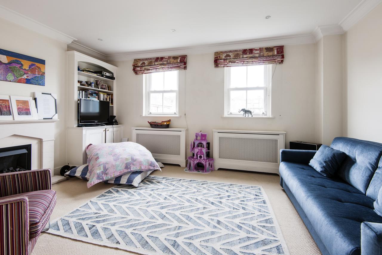 Lovely Putney Family By The Thames London