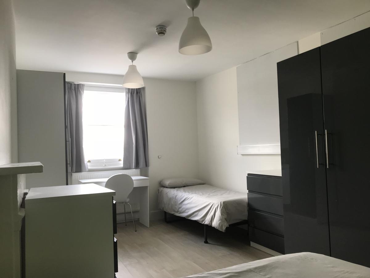 Leinster House Hostel *