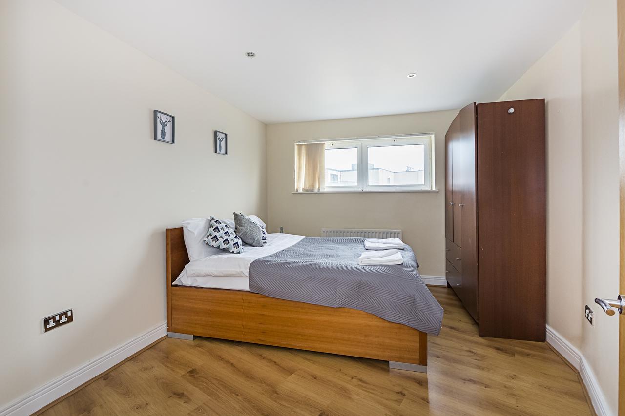 Wards Wharf Approach Apartment *
