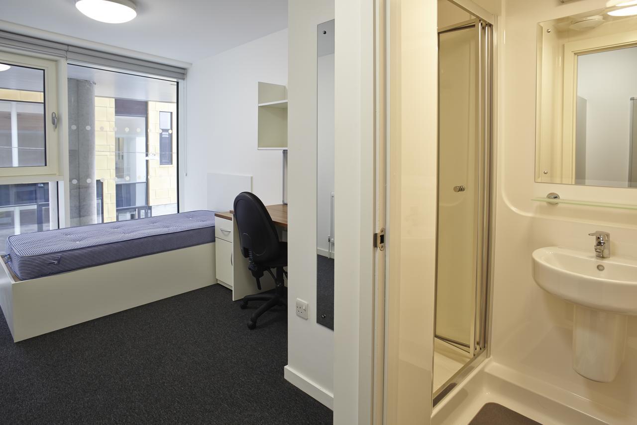 Daniel Defoe Hall Of Apartment *