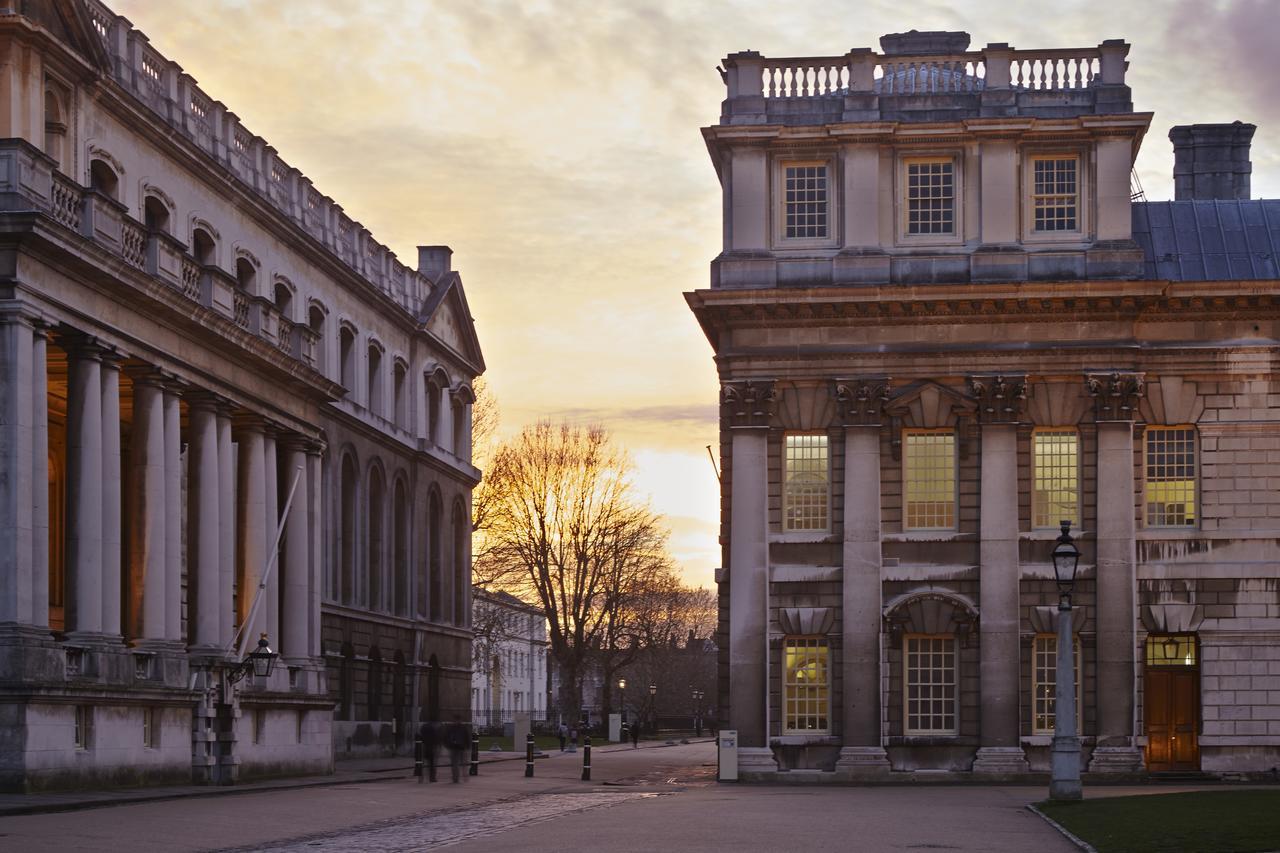 Daniel Defoe Hall Of Apartment London