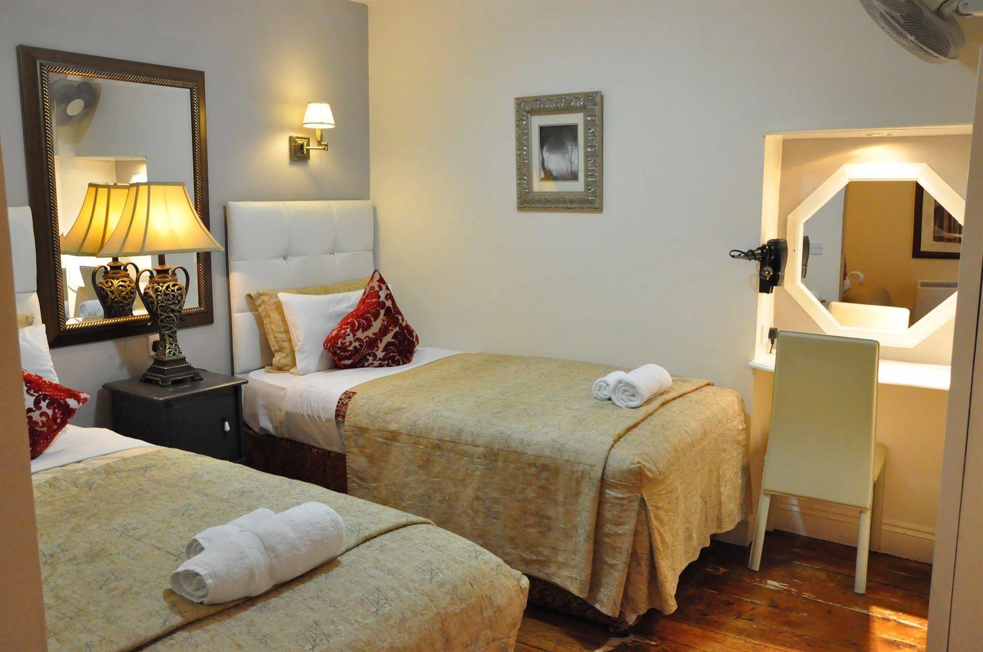 Piccolino Hyde Park 2*