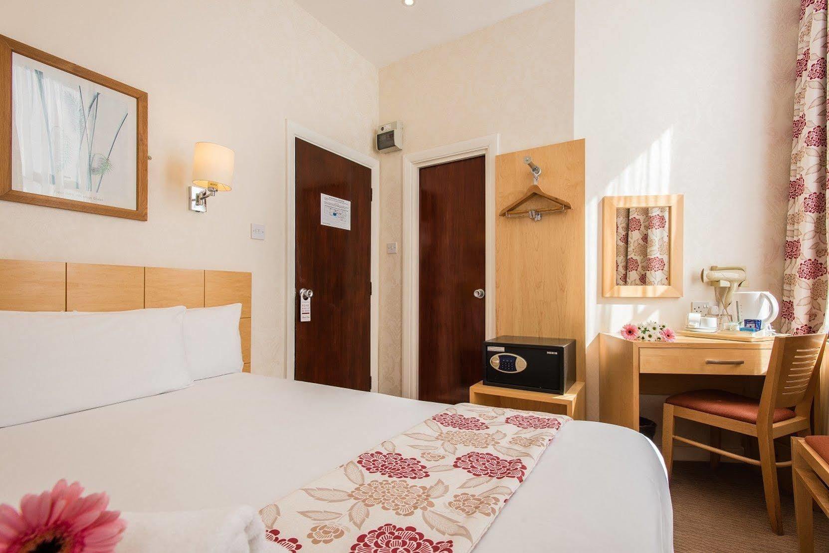 Hotell Oliver Plaza 4*