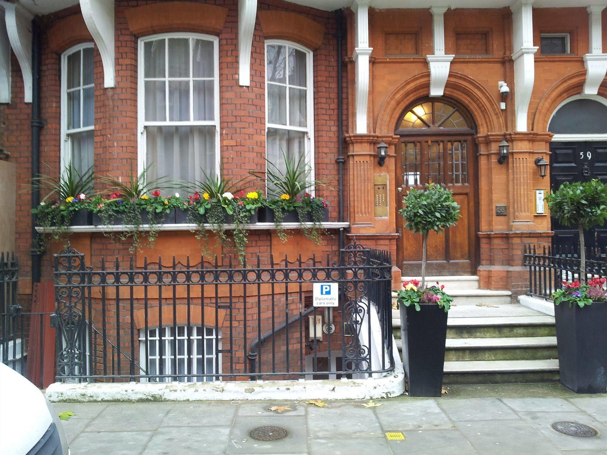 Kensingtoncourt Apartahotel 3*