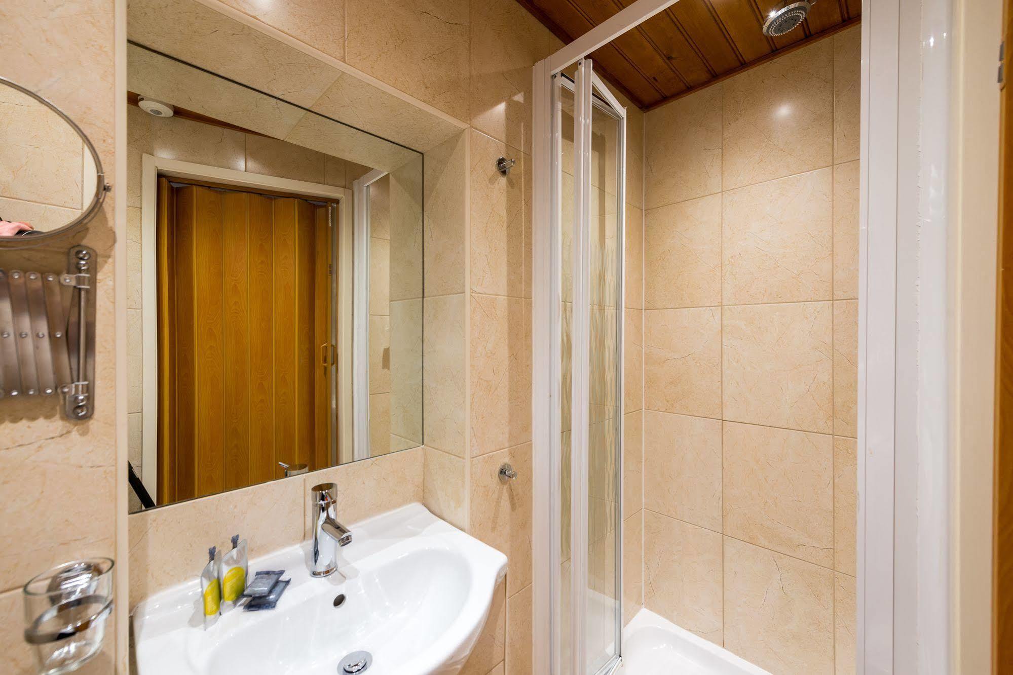 Adria Hotell London