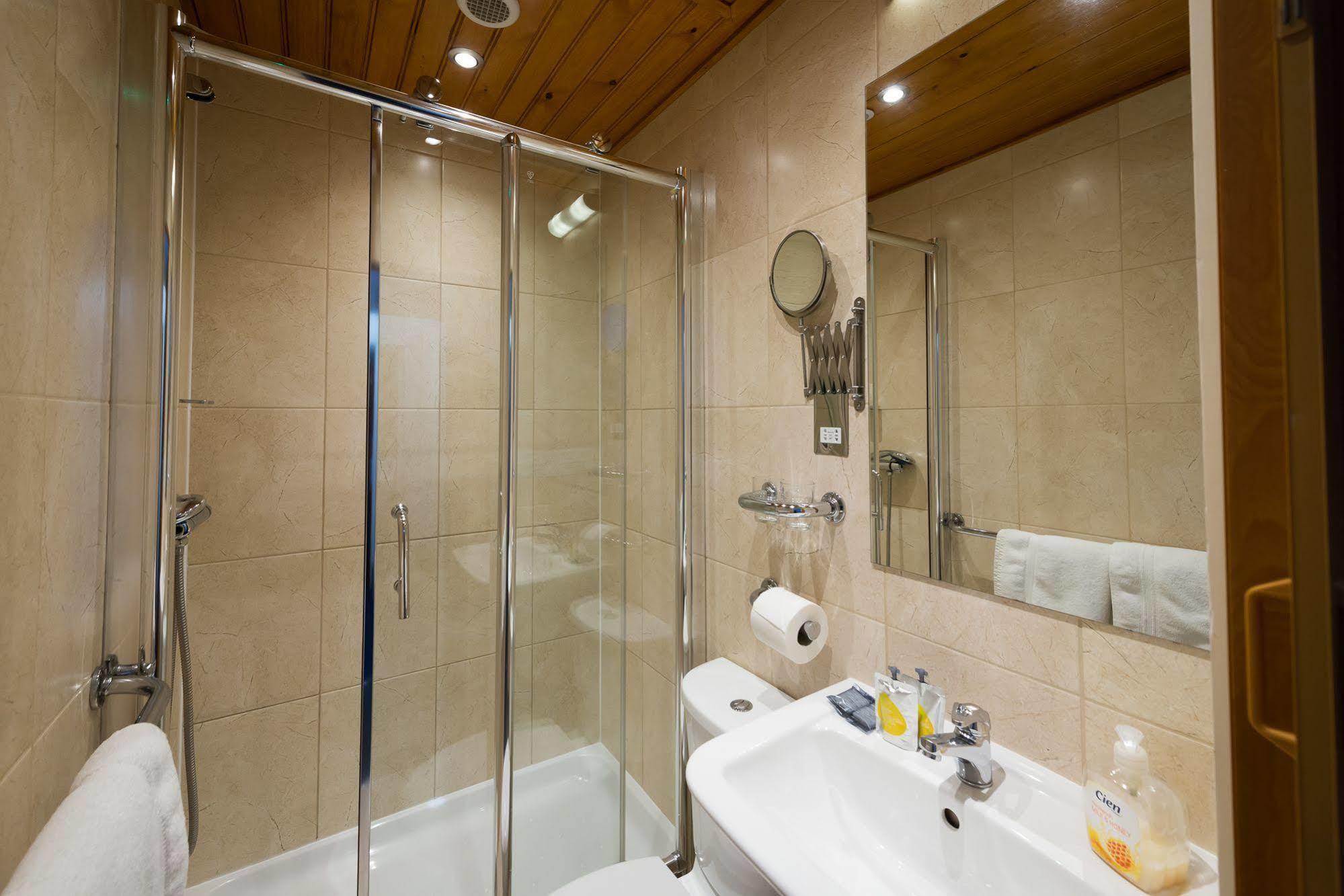 Hotell Adria London