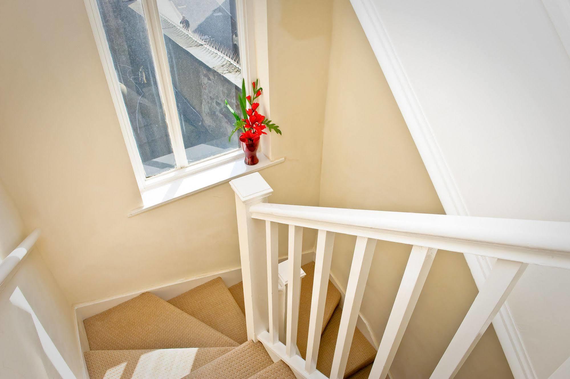 Leigh House Hotell 3*