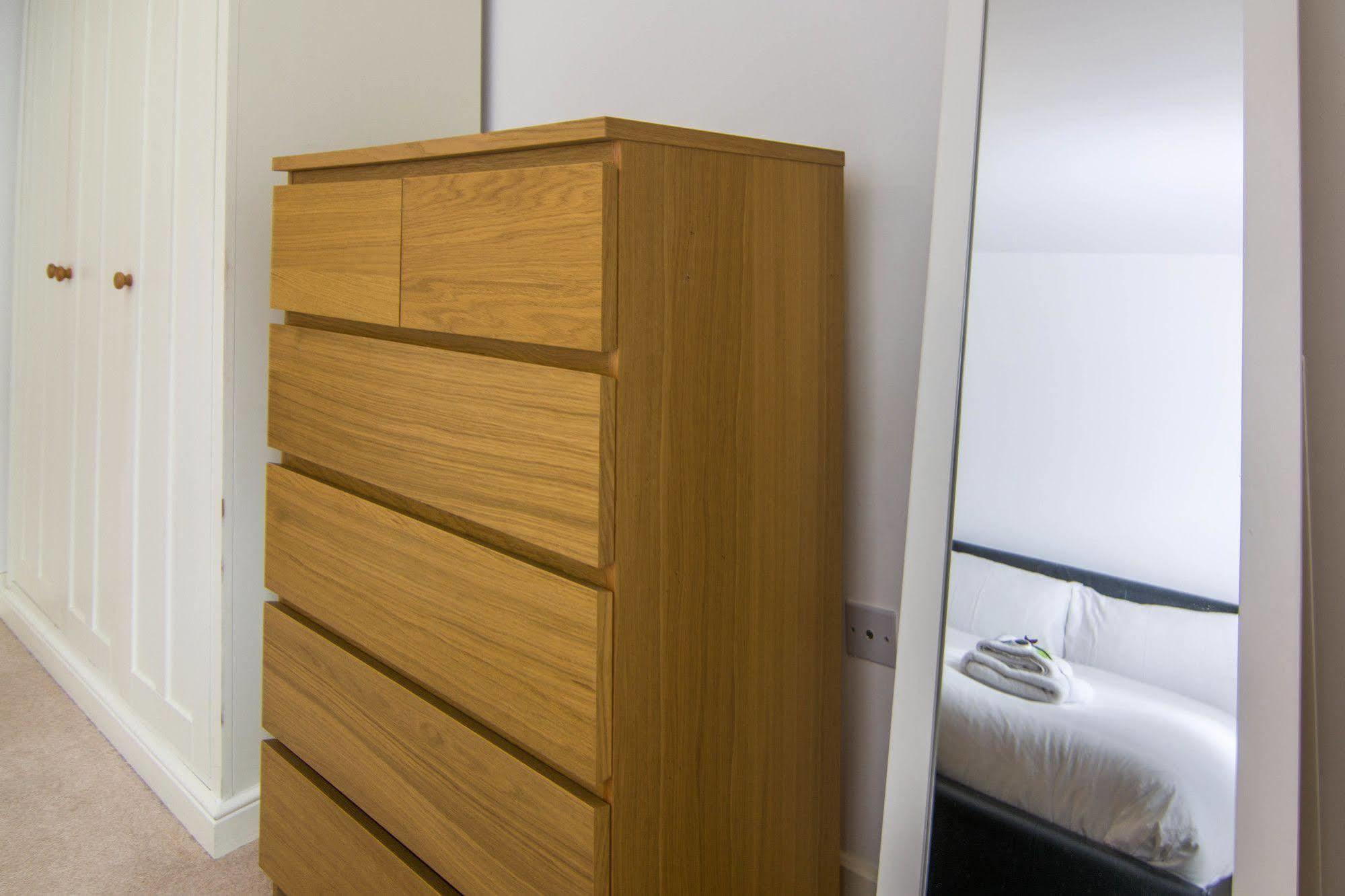 Wharf - Water Gardens Apartment London