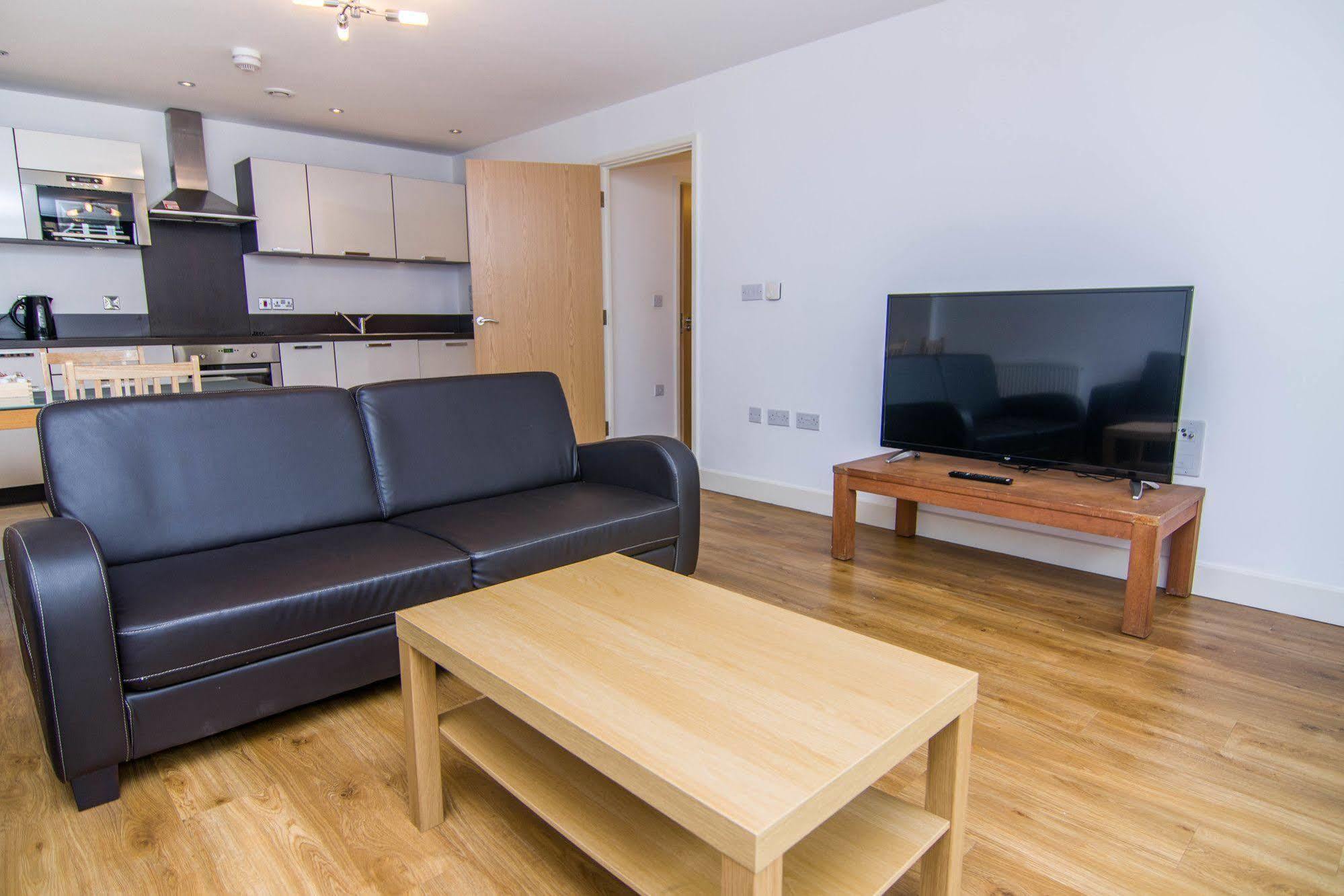 Wharf - Water Gardens Apartment *