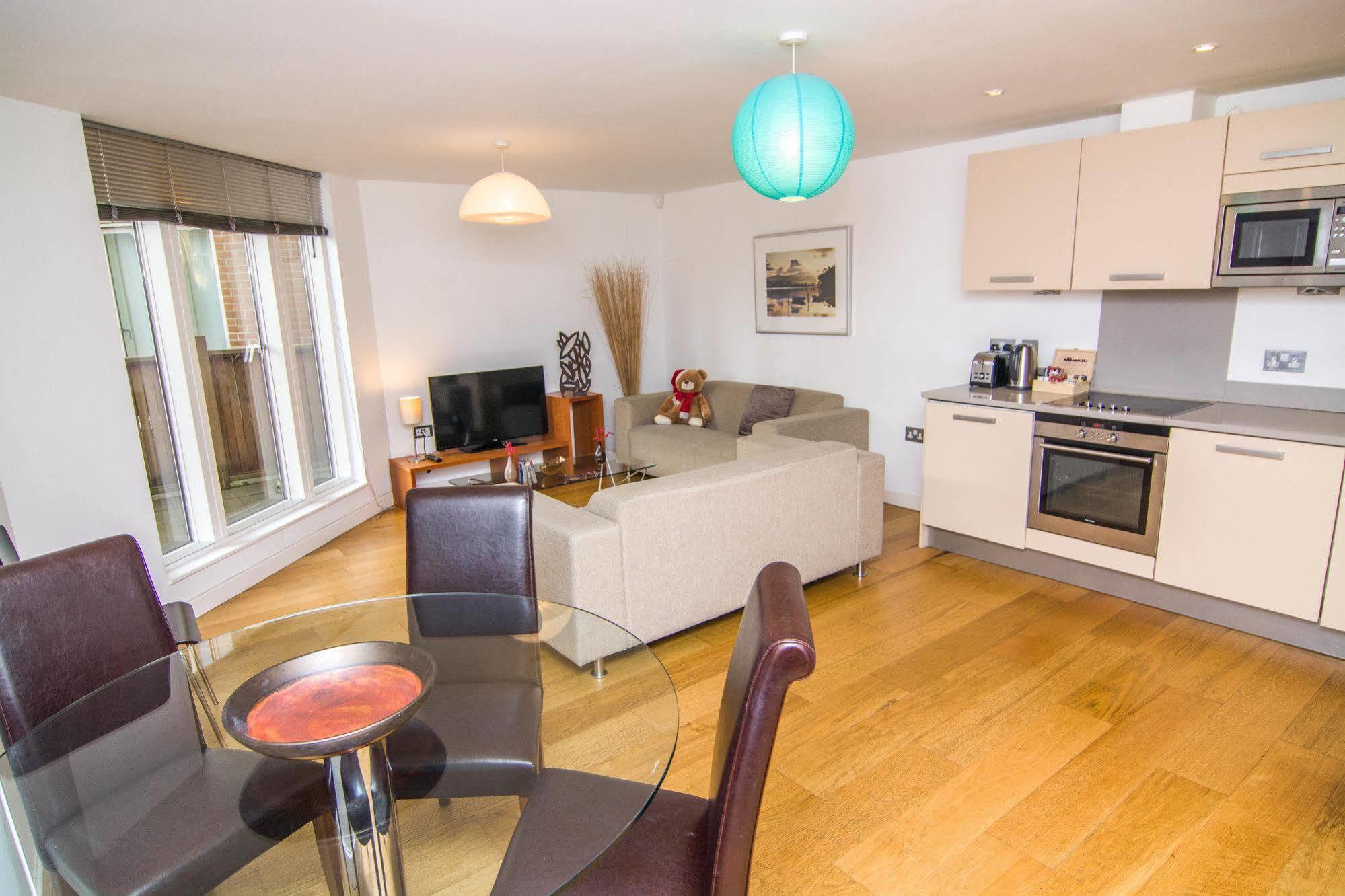 Wharf - Water Gardens Apartment *