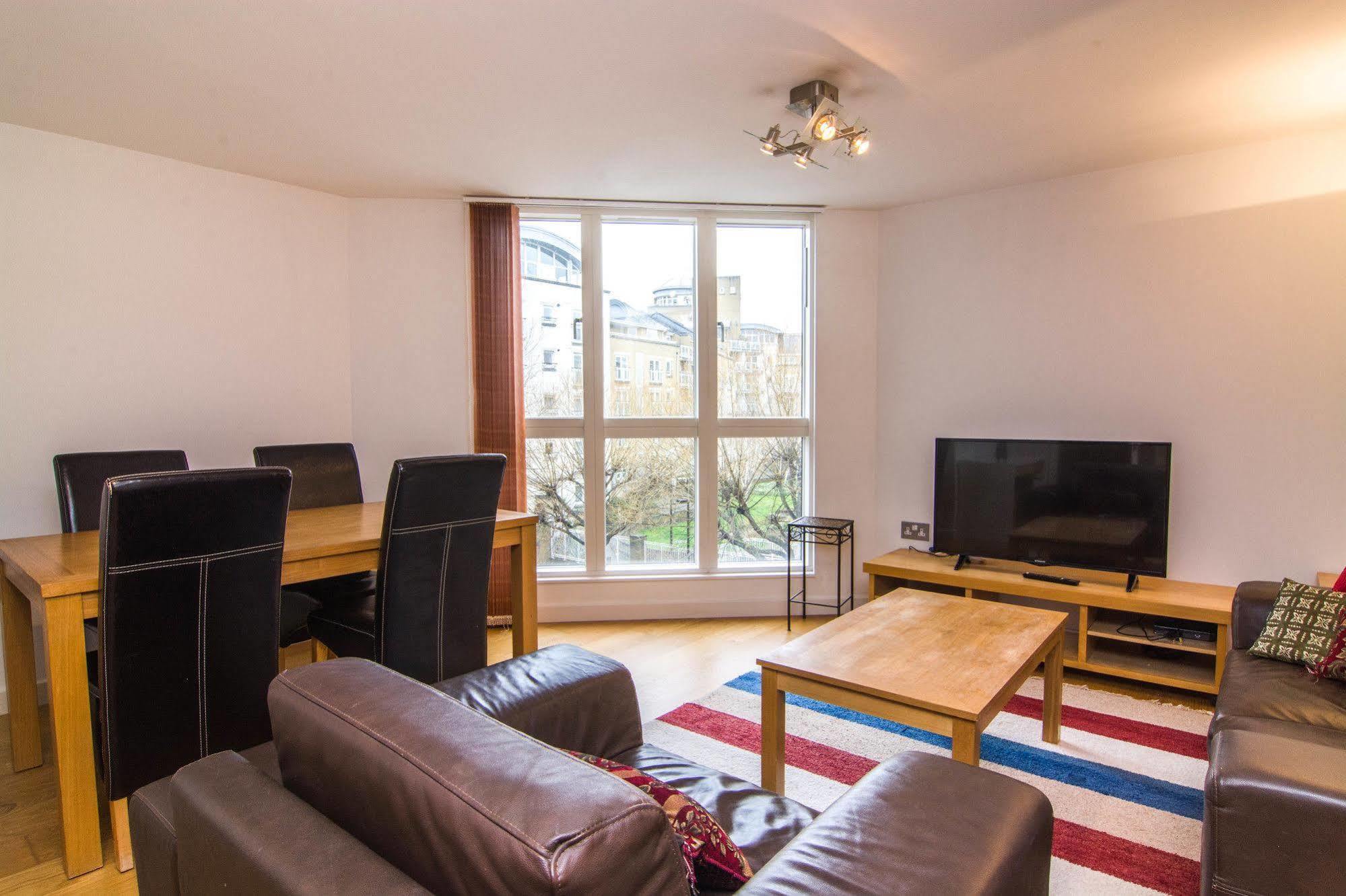 Wharf - Water Gardens Apartment