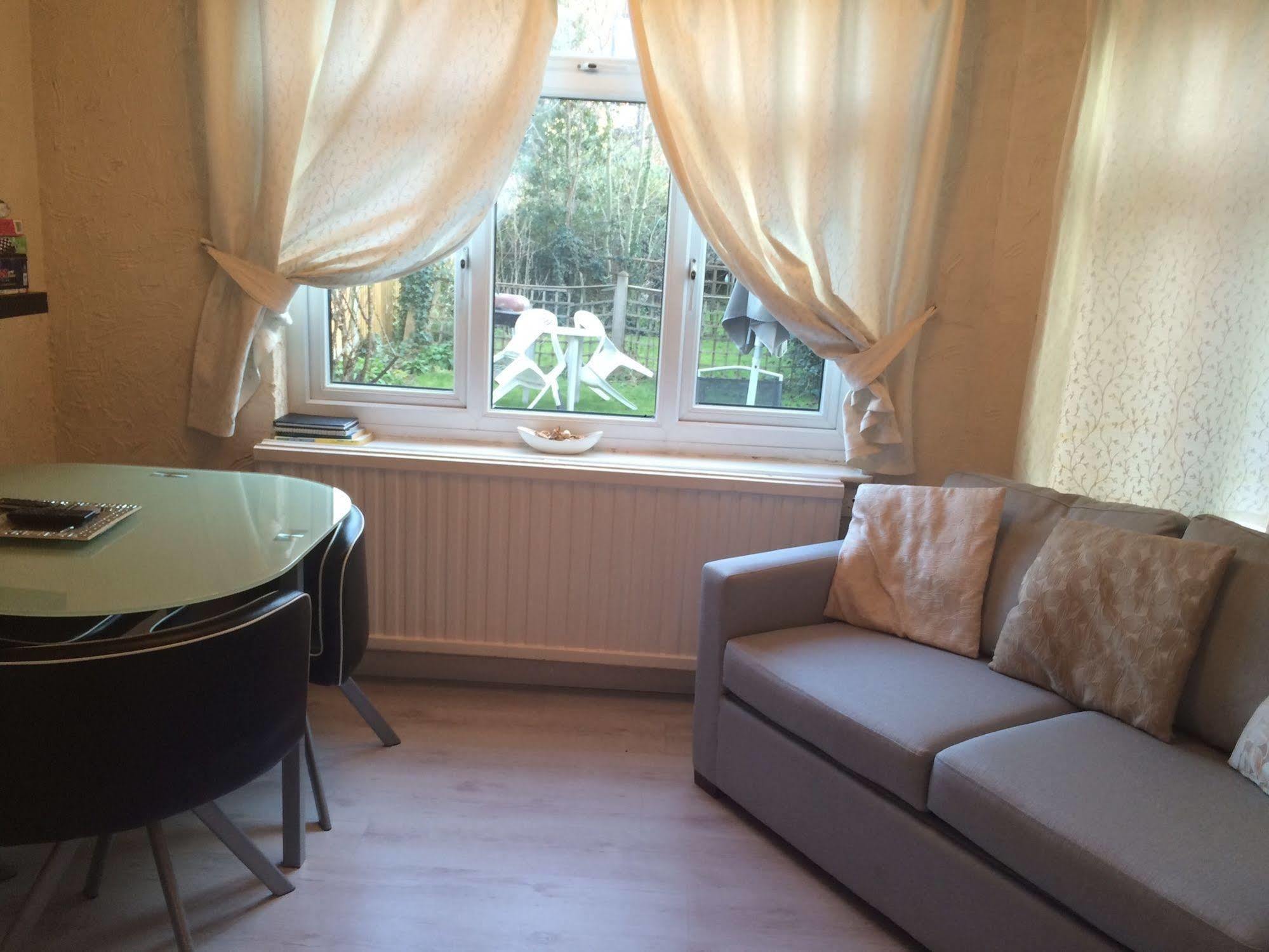 Lovely Garden Apartment In Wimbledon Town Centre With Private Parking By Wimbledon Holiday Lets *