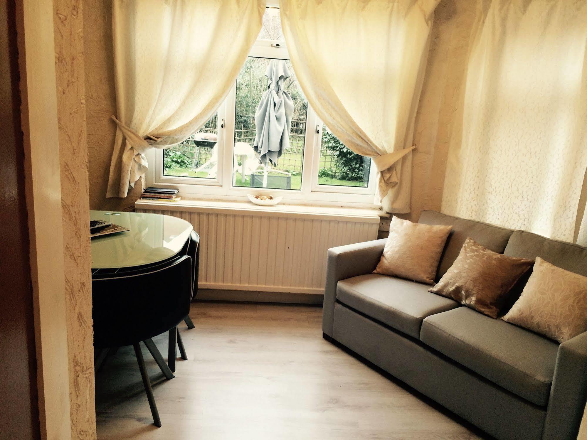 Lovely Garden Apartment In Wimbledon Town Centre With Private Parking By Wimbledon Holiday Lets