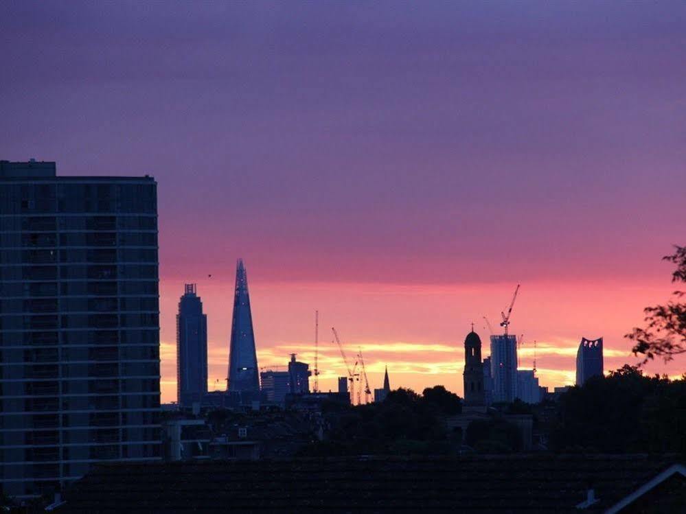 Southfieldsb&bstudios Bed & Breakfast London