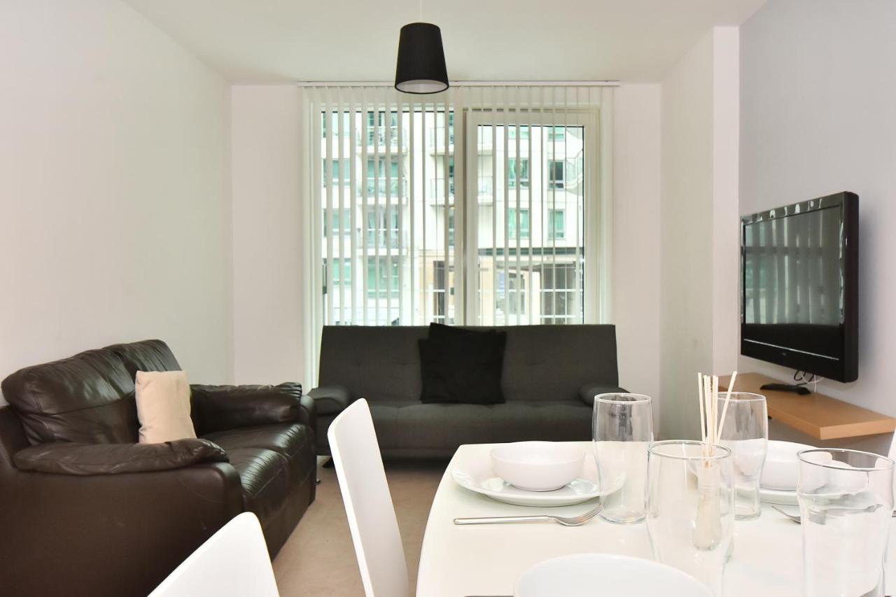St George Wharf Apartment
