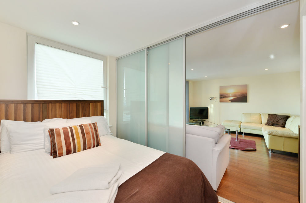 St George Wharf Apartment *