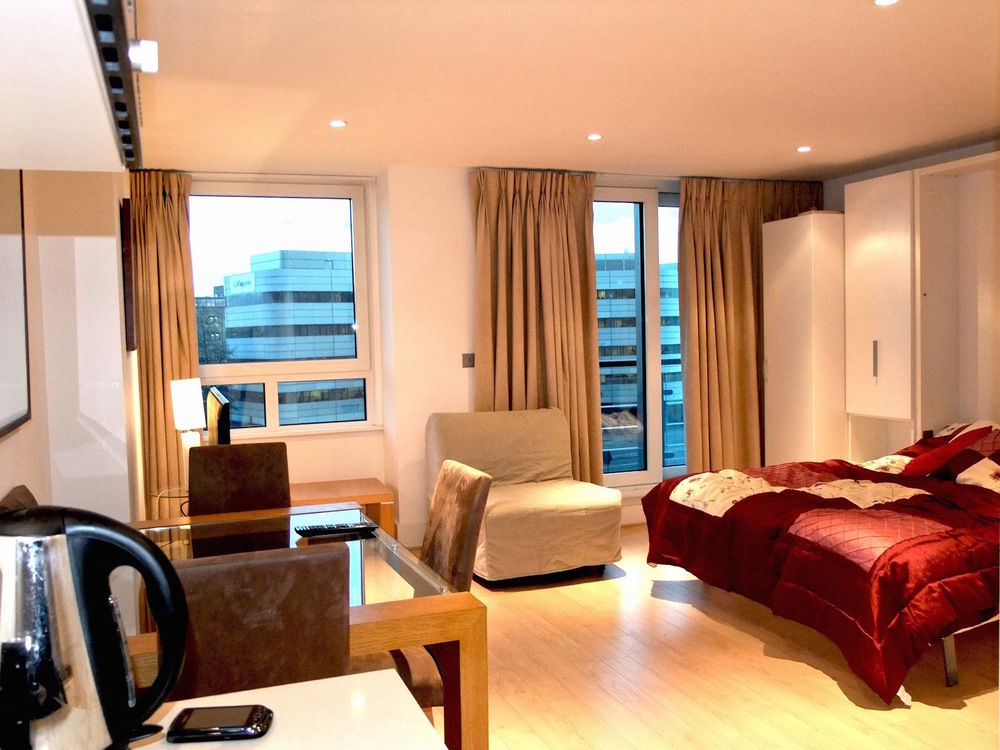 St George Wharf Apartment *