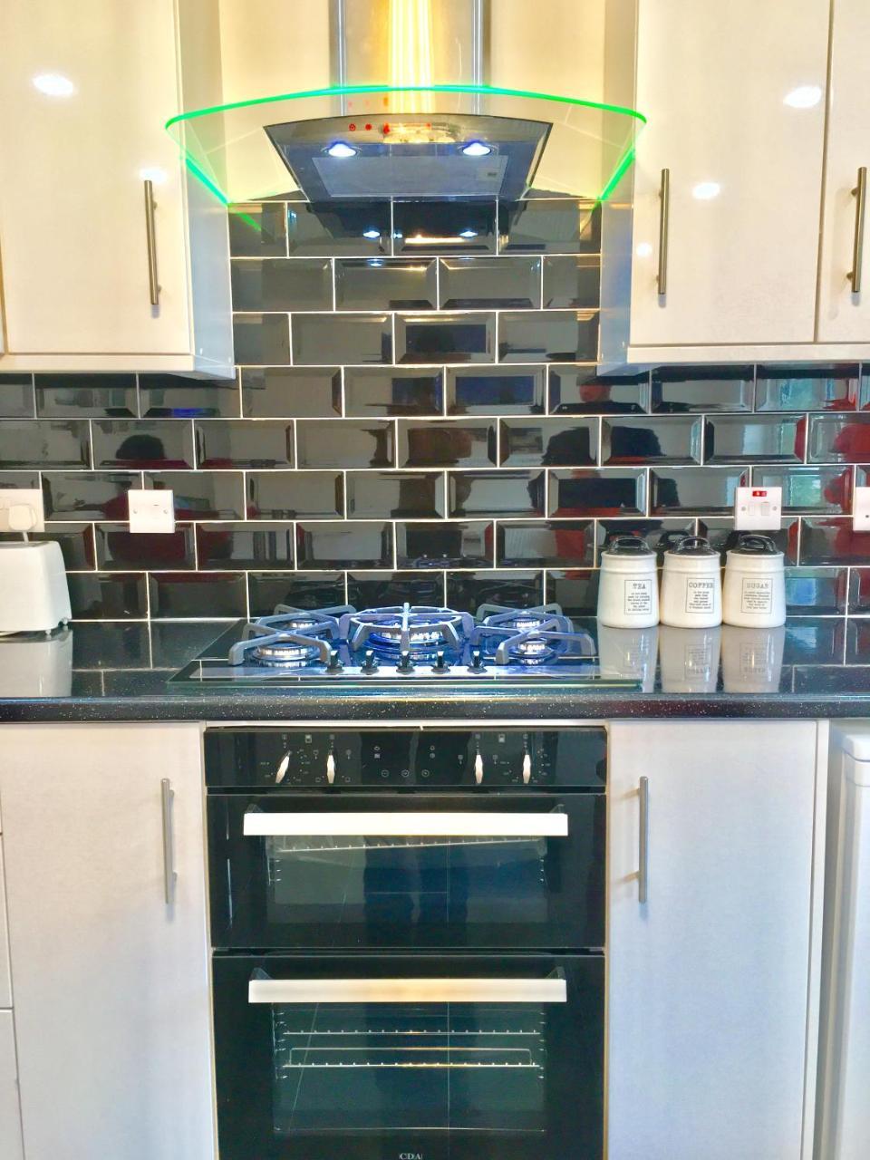 2 Bedroom Apartment, Kitchen, Reception And Private Garden Apartamento *