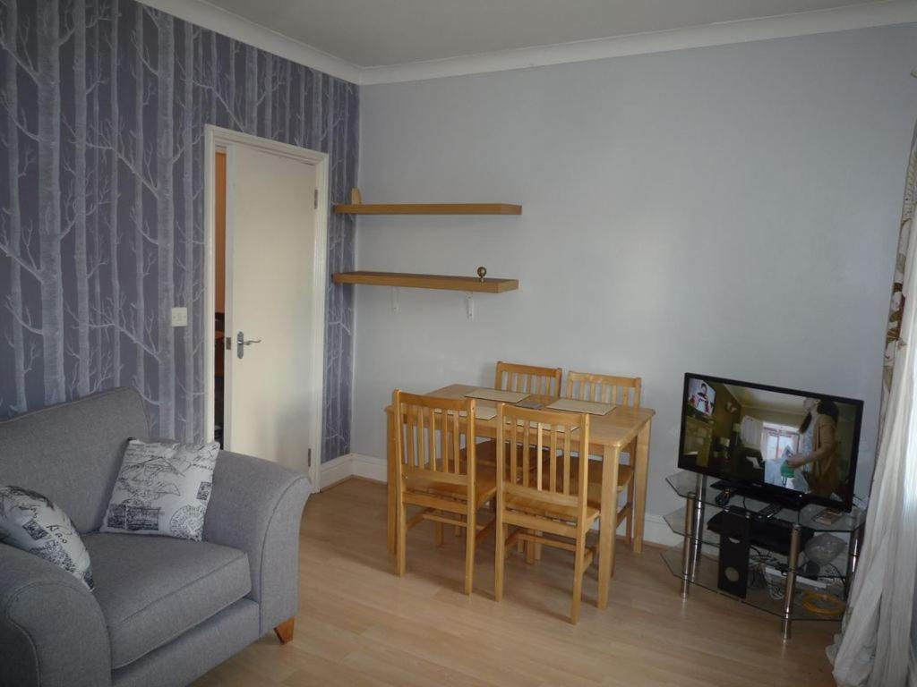 Two Bedroom Flat St Andrews Road * Londen