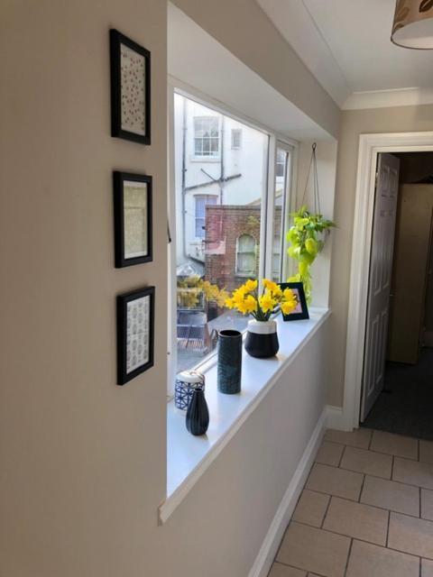 No.6 Beautifully Presented Seafront Apartment * London