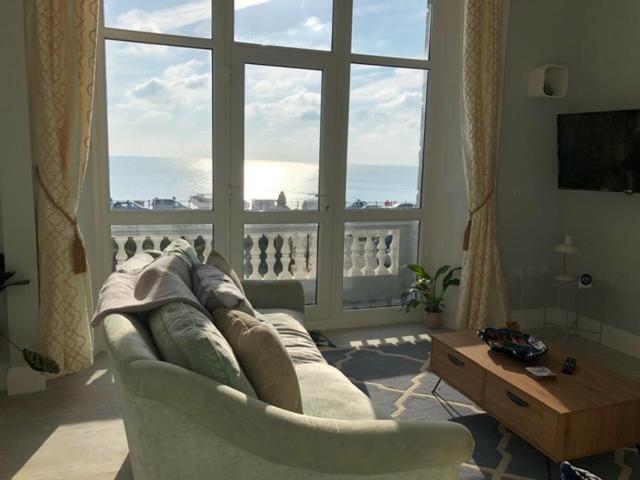 Apartment No.6 Beautifully Presented Seafront Apartment London