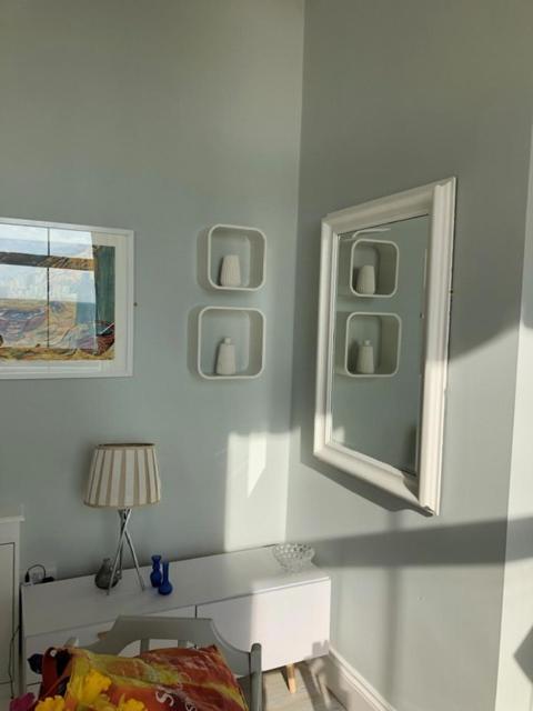 No.6 Beautifully Presented Seafront Apartment
