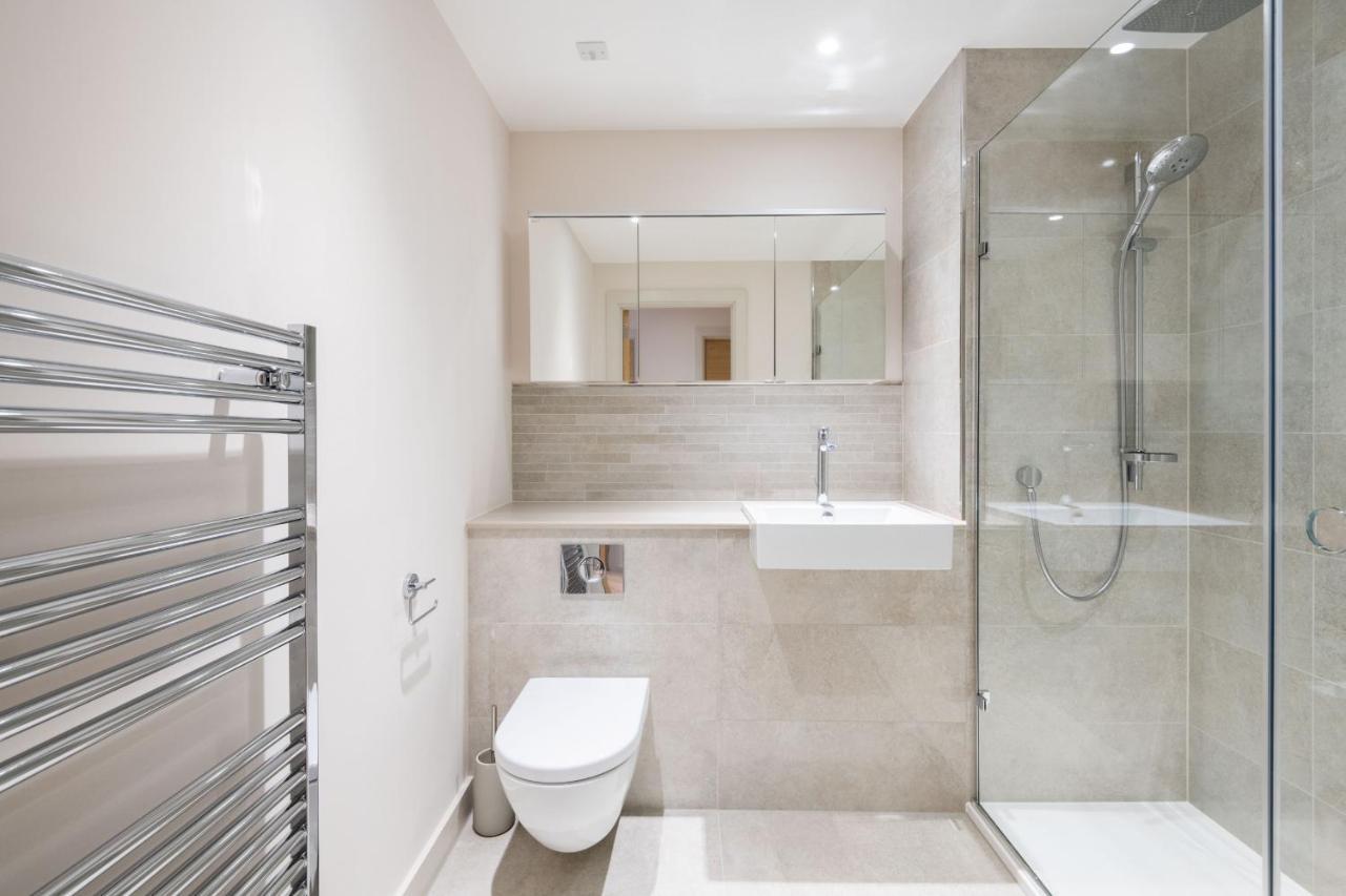 Modern Family Close To Victoria Station By Underthedoormat Apartment London