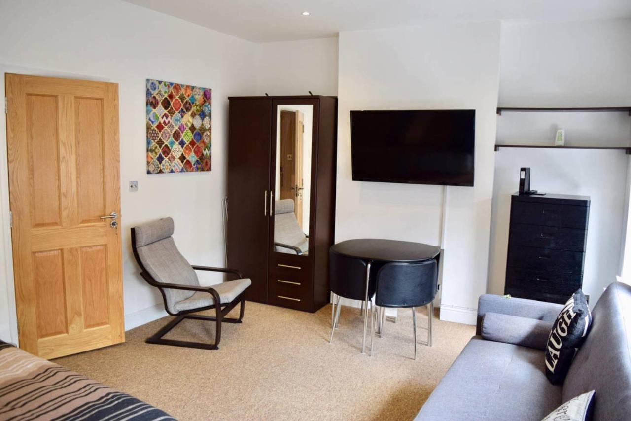Gorgeous Studio In Trendy Location Apartment *