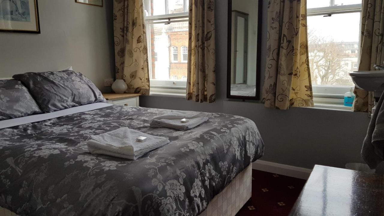 Oakley Hotel London