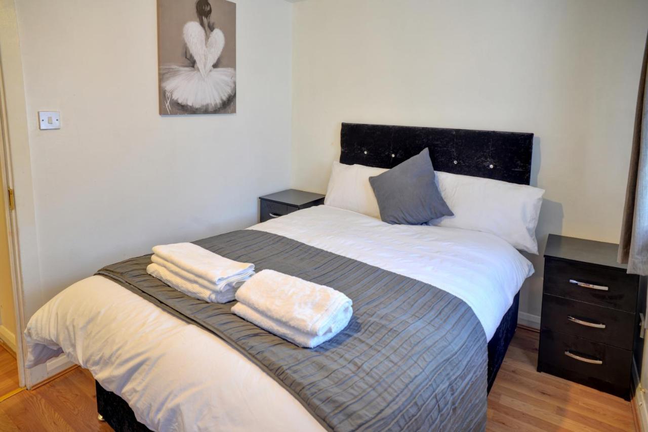 Stylish 2b House With Parking Apartment