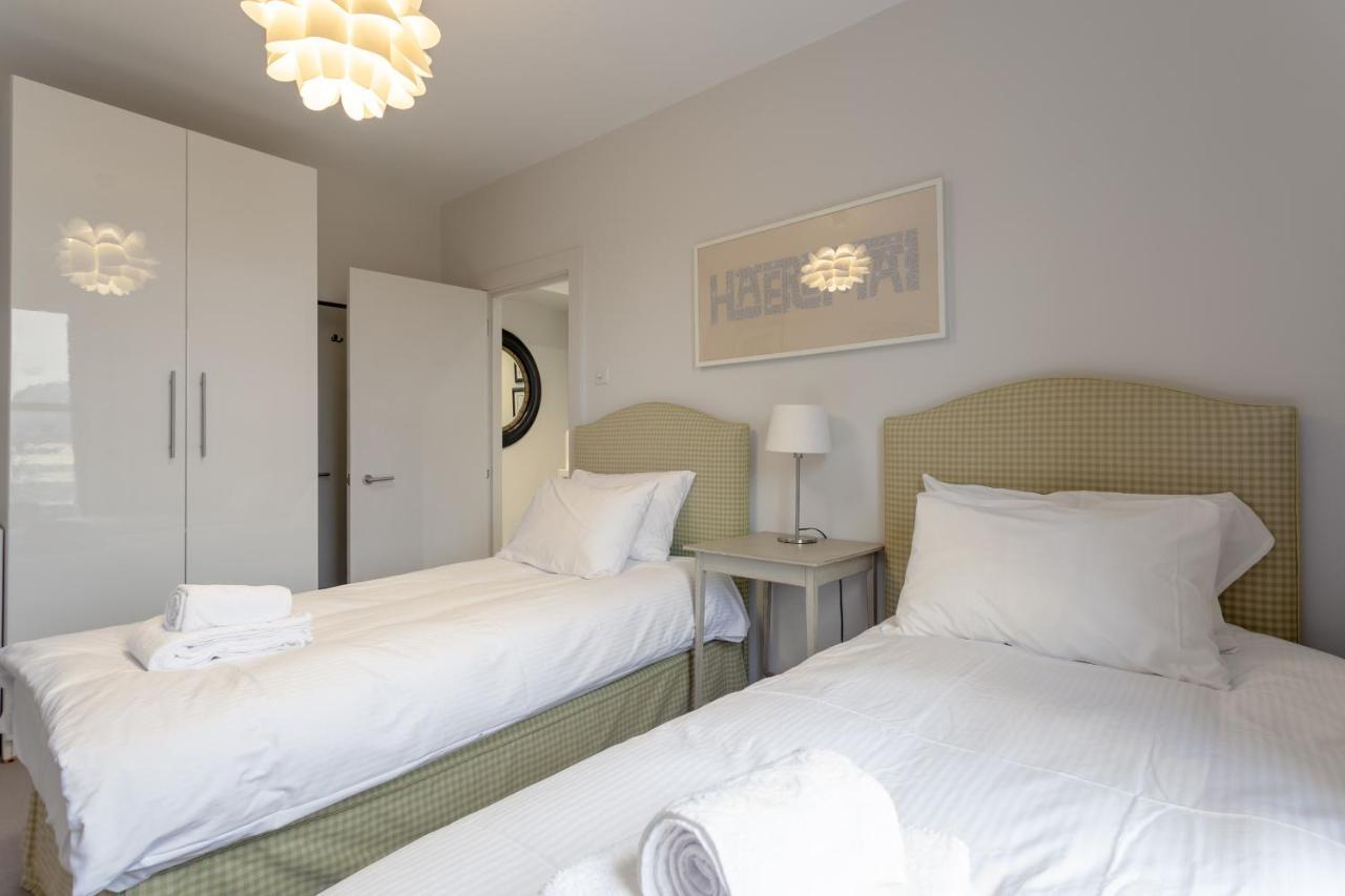 2 Bedroom Hammersmith Grove Sleeps 4 London