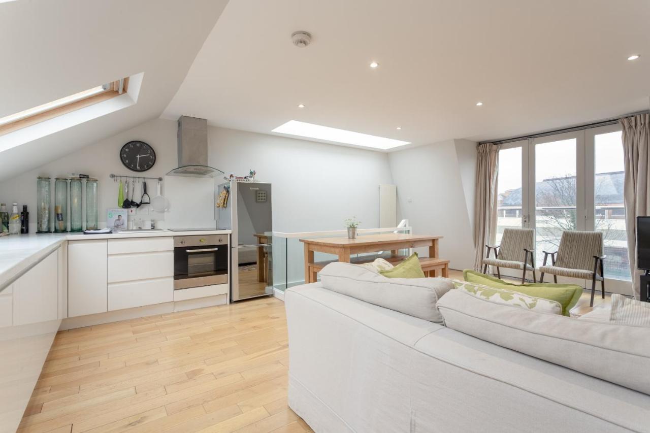 2 Bedroom Hammersmith Grove Sleeps 4 Apartment London