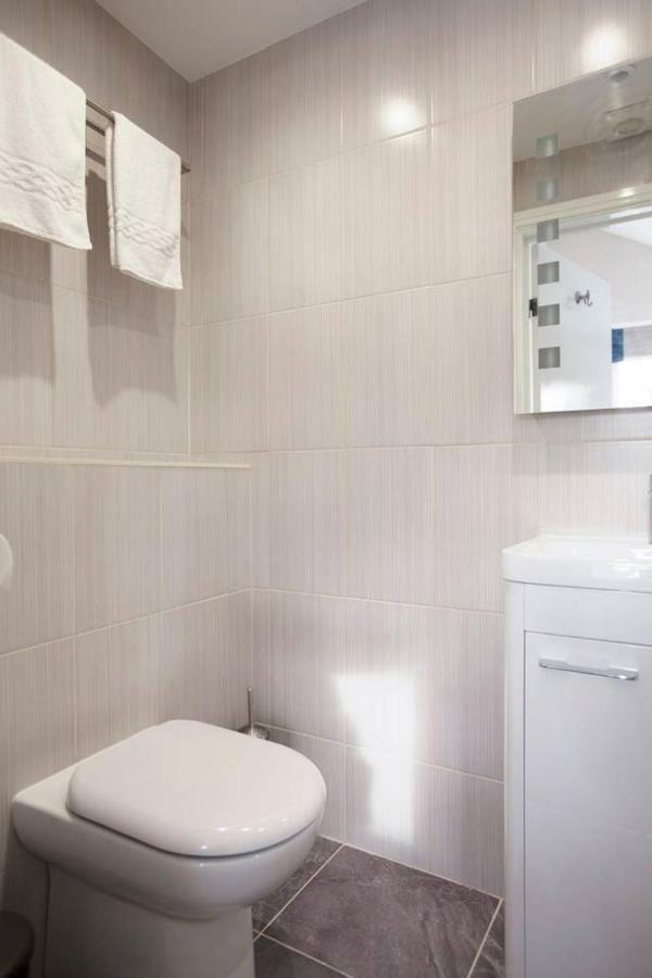 Spacious King Bed Near Denmark Hill Station Londres