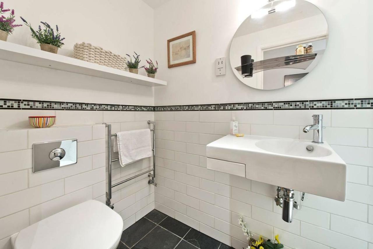 Fantastic 3 Bed In Earls Court Apartment London