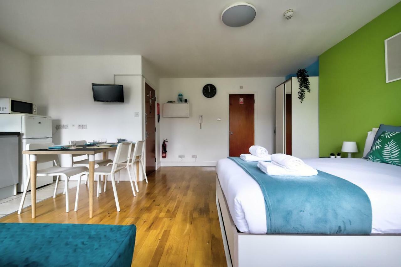 Bayswater Apartments *