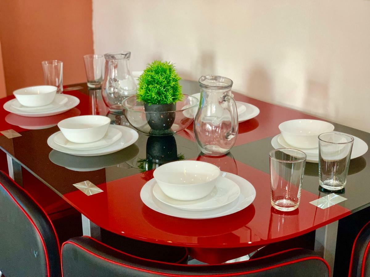 2 Bedrooms Modern Apartment, Lounge, Full Kitchen, Balcony, 5 Minutes Stratford Station
