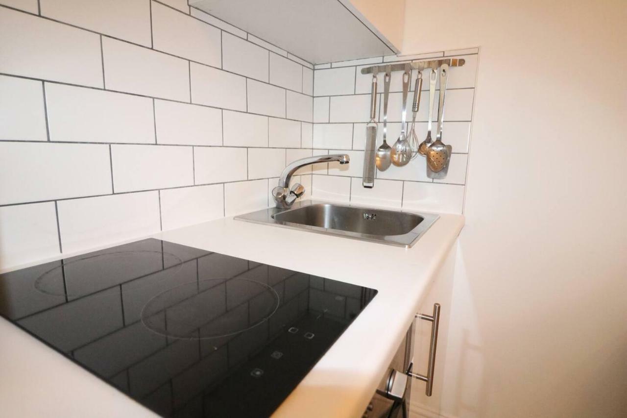 Fabulous Split Level Studio Hyde Park H3 Londen