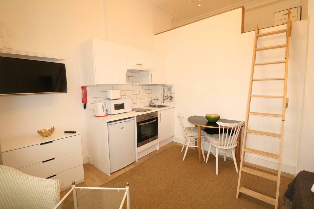 Fabulous Split Level Studio Hyde Park H3 * Londen