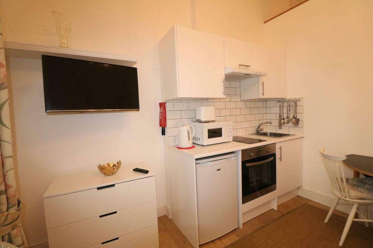 Fabulous Split Level Studio Hyde Park H3 Apartment London