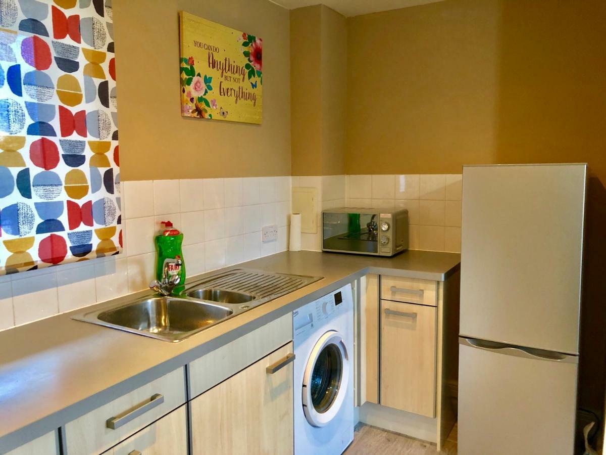 2 Bedrooms Modern Apartment, Lounge, Full Kitchen, Balcony, 5 Minutes Stratford Station Leilighet London