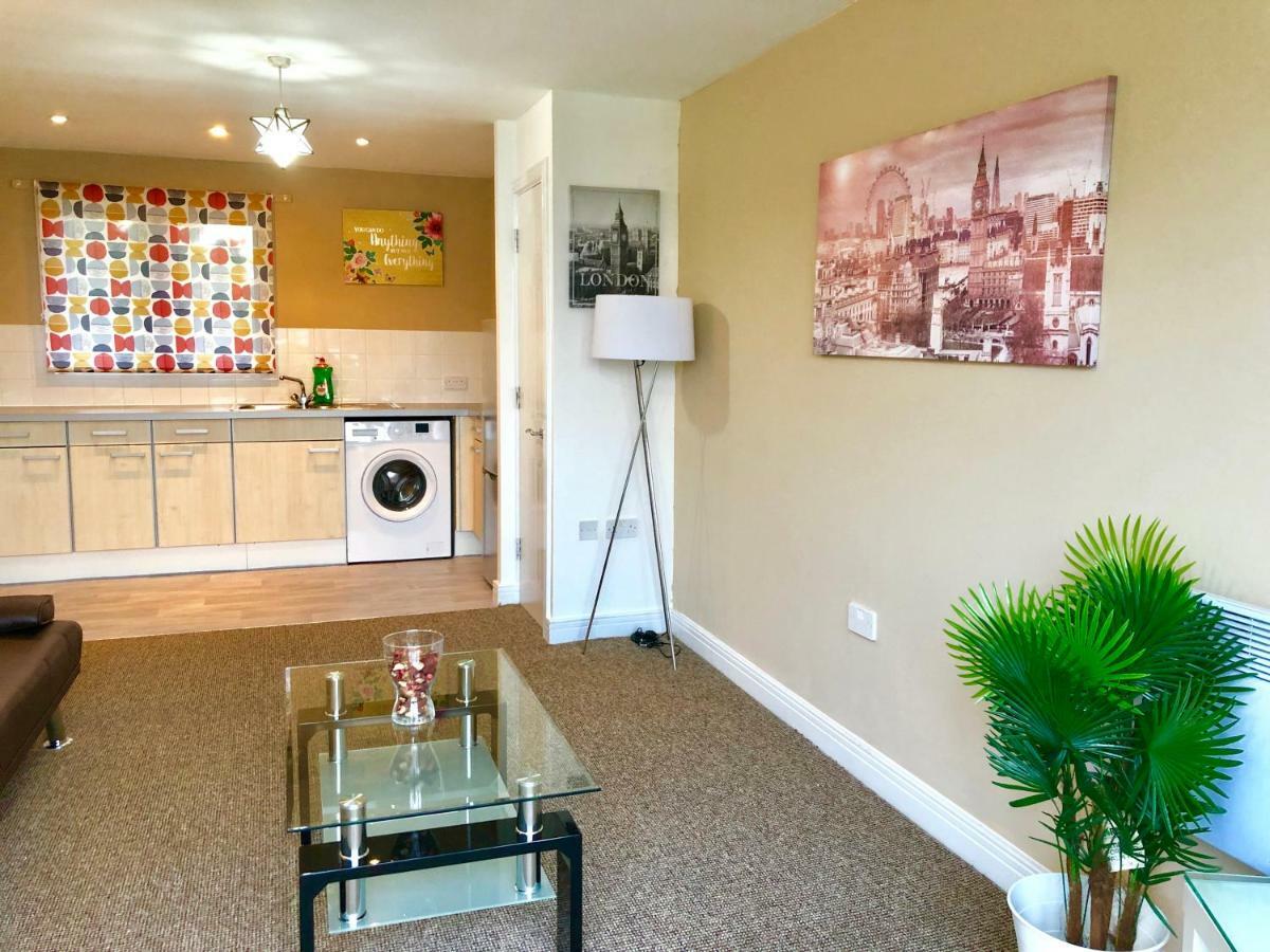 2 Bedrooms Modern Apartment, Lounge, Full Kitchen, Balcony, 5 Minutes Stratford Station