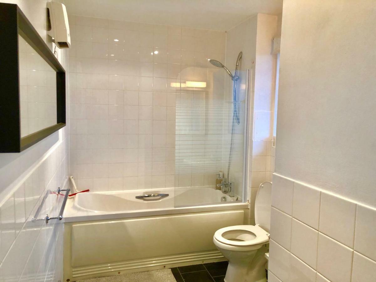 2 Bedrooms Modern Apartment, Lounge, Full Kitchen, Balcony, 5 Minutes Stratford Station Leilighet London